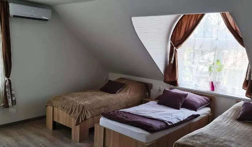 اتاق استاندارد سه نفره, Arató Vendégház