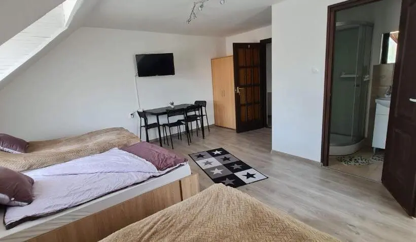 اتاق استاندارد سه نفره, Arató Vendégház