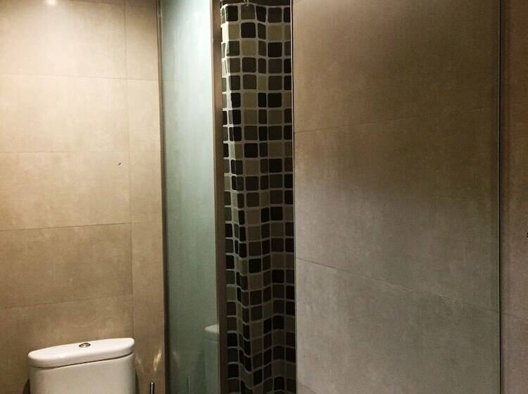 스탠다드 트리플 룸, Hostal Nirvana