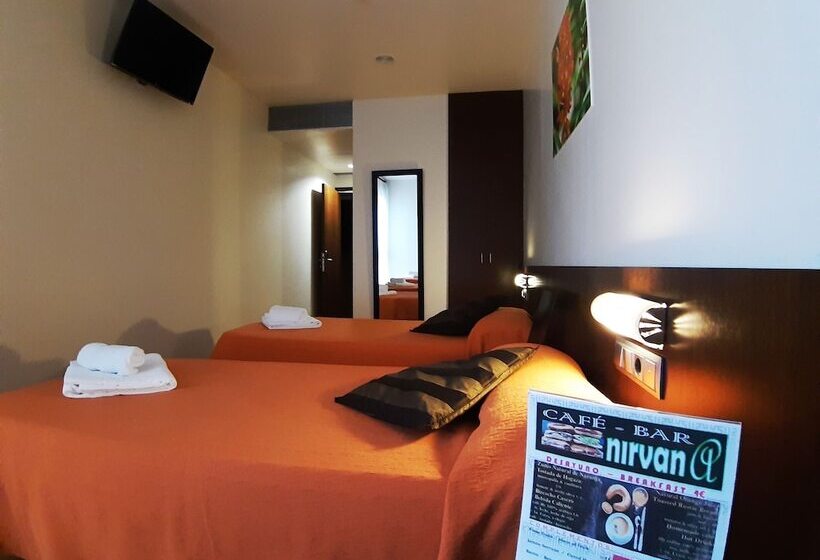 스탠다드 트리플 룸, Hostal Nirvana