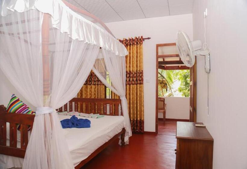 اتاق لوکس با بالکن, Tithira Guest House