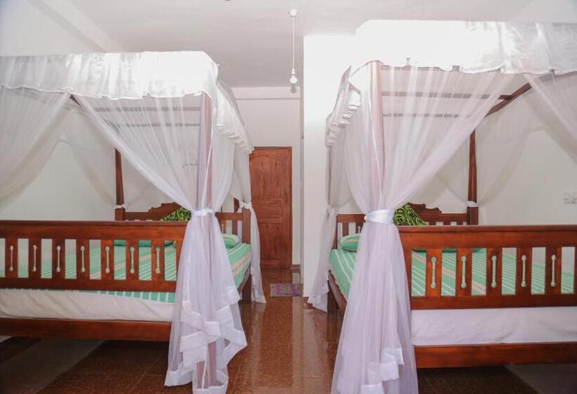 اتاق خانوادگی با چشم‌انداز باغ, Tithira Guest House