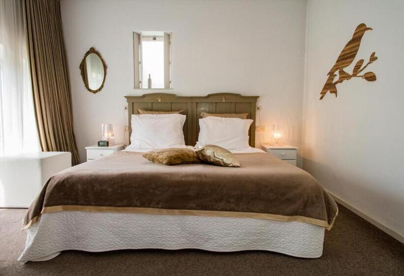 اتاق استاندارد سه نفره, Restaurant Taverne