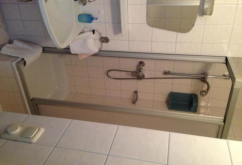 اتاق استاندارد سه تخته با بالکن, Haus Tenk