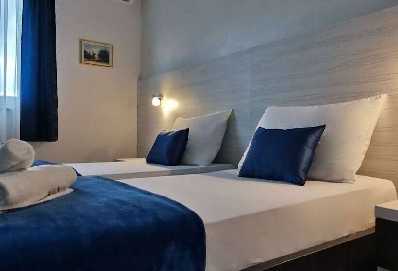 اتاق لوکس, La Pietra Family