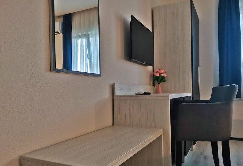 اتاق لوکس, La Pietra Family