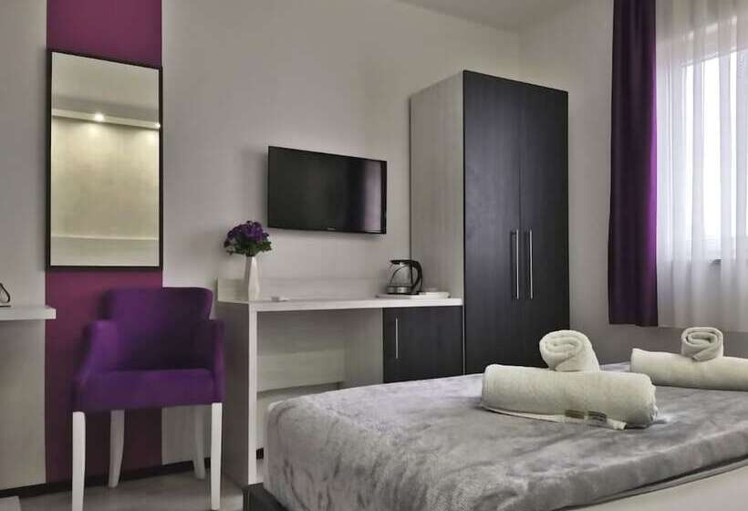 اتاق لوکس, La Pietra Family