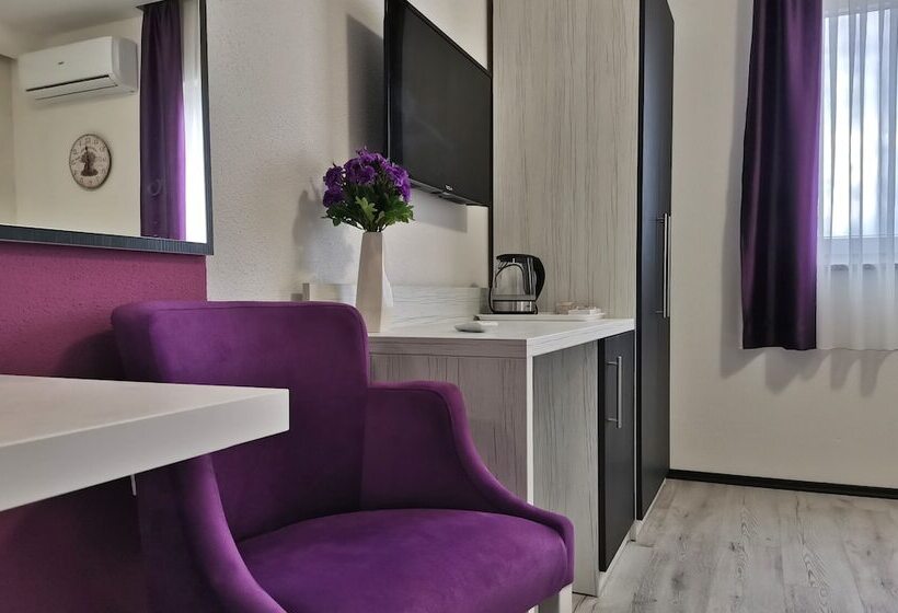 اتاق لوکس, La Pietra Family