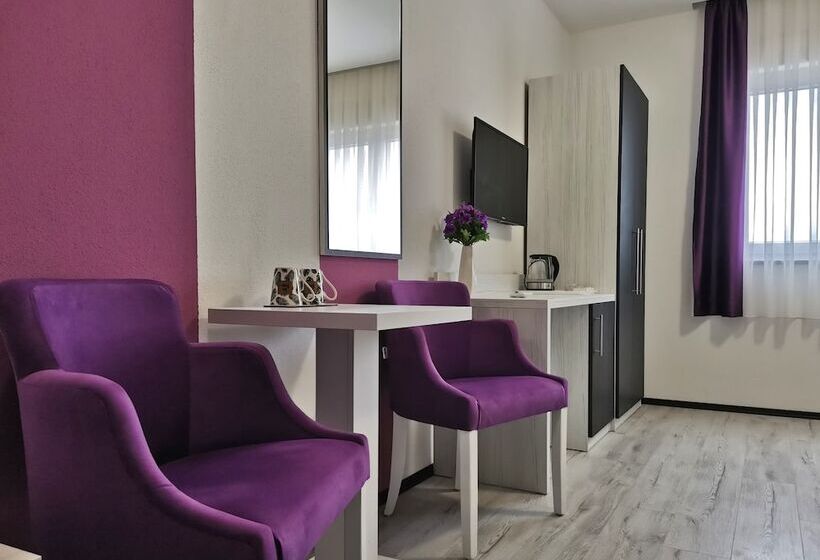 اتاق لوکس, La Pietra Family