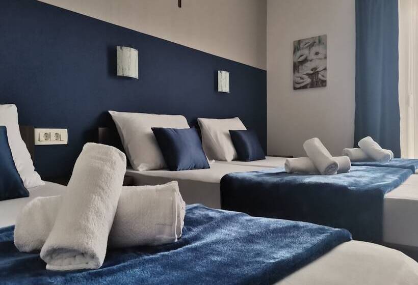 اتاق استاندارد سه تخته با بالکن, La Pietra Family