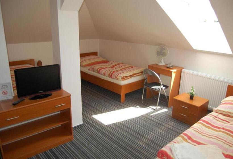 Pokój Basic Trzyosobowy, Penzion Jarka