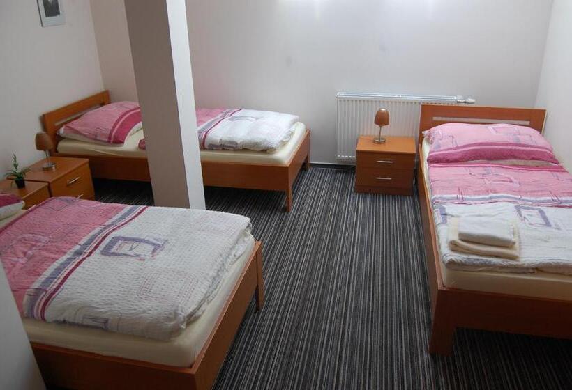 Pokój Basic Trzyosobowy, Penzion Jarka