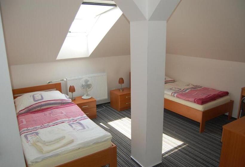 Pokój Czteroosobowy Standard, Penzion Jarka