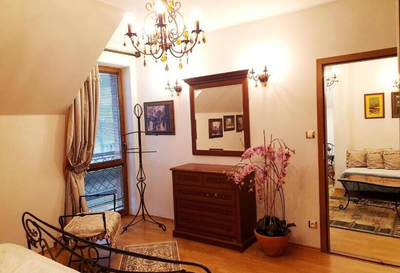 جناح مزوَّد بشرفة, Penzion A Restauracia Toldi