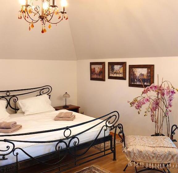 جناح مزوَّد بشرفة, Penzion A Restauracia Toldi