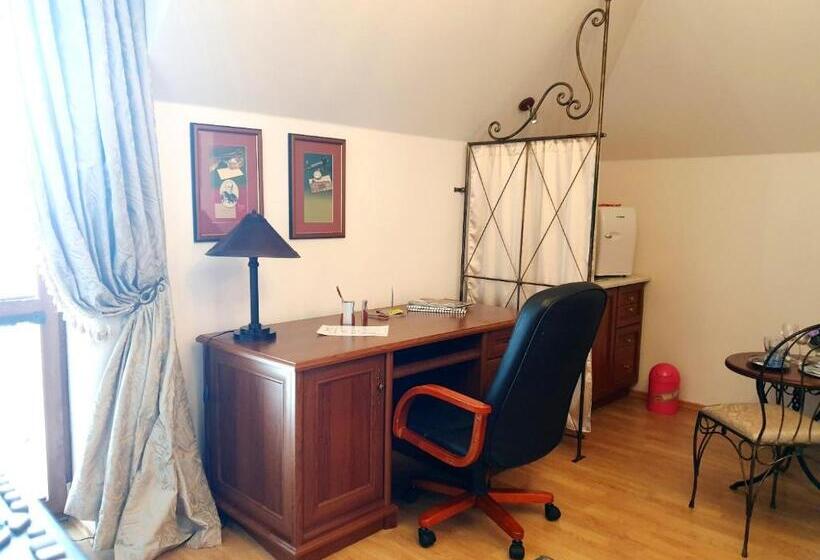 جناح مزوَّد بشرفة, Penzion A Restauracia Toldi