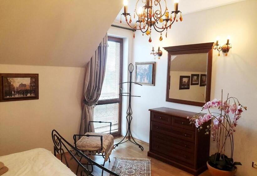 جناح مزوَّد بشرفة, Penzion A Restauracia Toldi