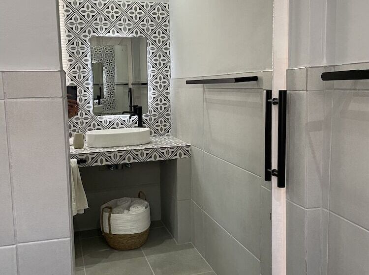 家庭间, Sandra's Guest House