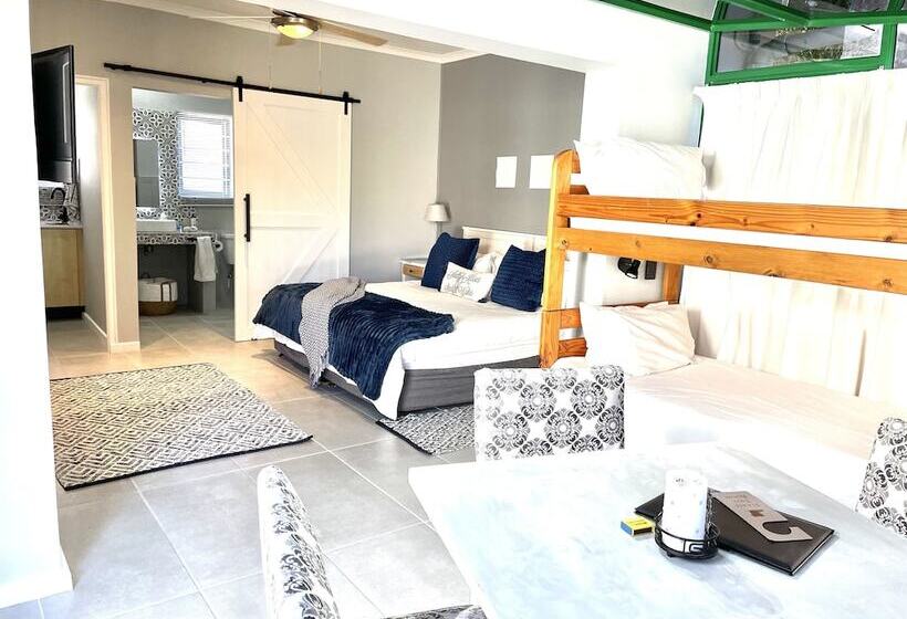 Семейный Номер, Sandra's Guest House