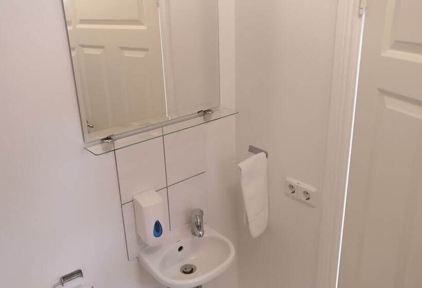 اتاق استاندارد با سرویس بهداشتی مشترک, Birta Guesthouse