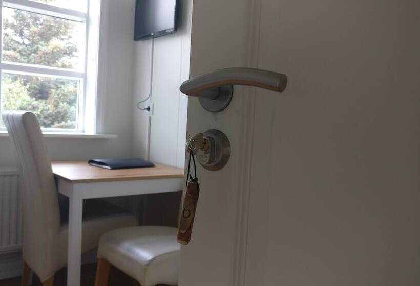 اتاق استاندارد با سرویس بهداشتی مشترک, Birta Guesthouse