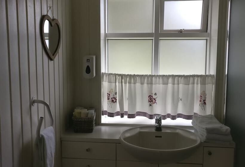 اتاق استاندارد سه تخته با سرویس بهداشتی مشترک, Birta Guesthouse