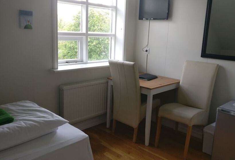 اتاق استاندارد با سرویس بهداشتی مشترک, Birta Guesthouse