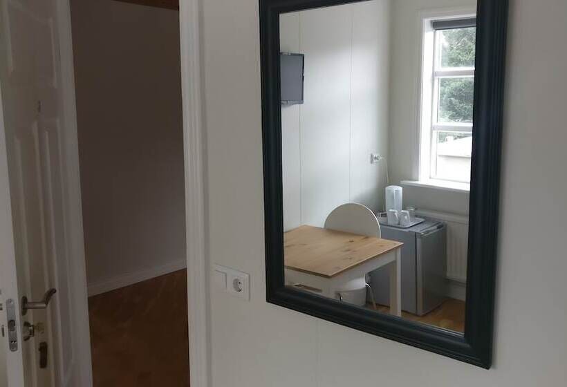 اتاق استاندارد با سرویس بهداشتی مشترک, Birta Guesthouse