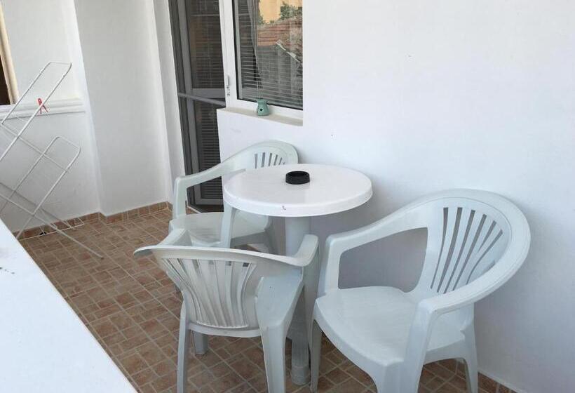 חדר סטנדרט לשלושה עם מרפסת, Borko Guest House