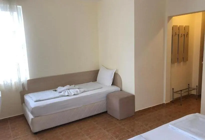 اتاق استاندارد سه تخته با بالکن, Borko Guest House