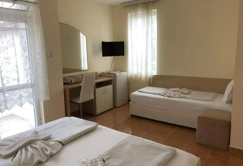 اتاق استاندارد سه تخته با بالکن, Borko Guest House
