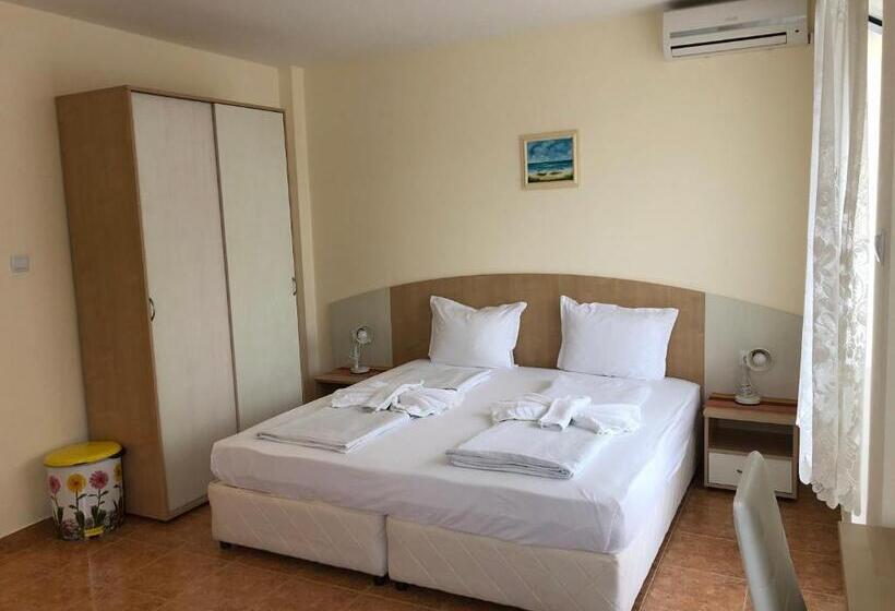 חדר סטנדרט לשלושה עם מרפסת, Borko Guest House