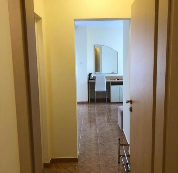Трехместный Номер Стандарт с Балконом, Borko Guest House