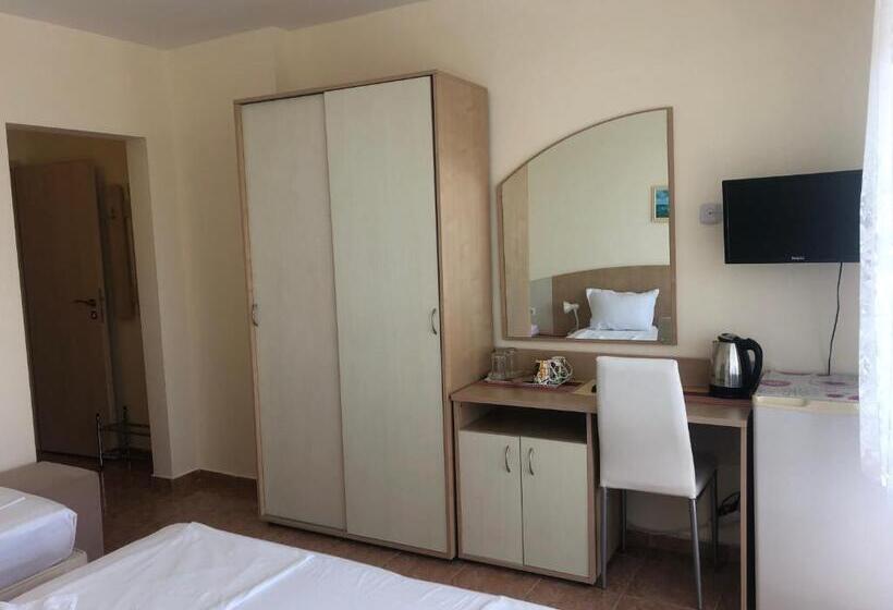 חדר סטנדרט לשלושה עם מרפסת, Borko Guest House