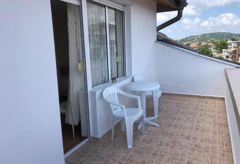 דירת שלושה חדרים, Borko Guest House