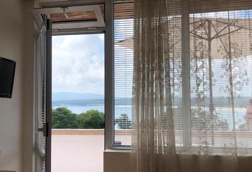 דירת שלושה חדרים, Borko Guest House