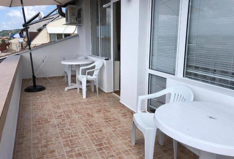 דירת שלושה חדרים, Borko Guest House