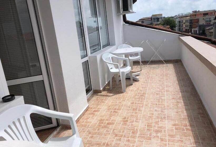 דירת שלושה חדרים, Borko Guest House