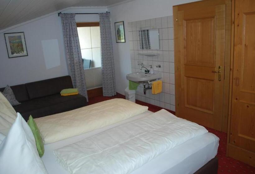 Pokój Trzyosobowy Standard Wspólna Łazienka, Haus Deutinger