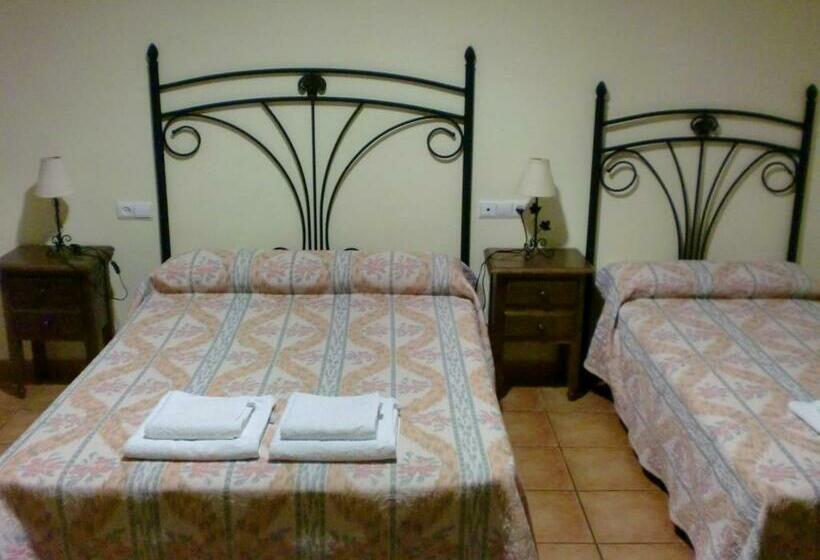 غرفة قياسية ثلاثية, Hostal Las Tres Jotas