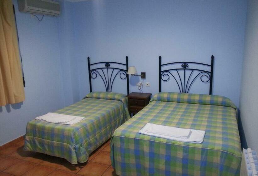 Номер Стандарт Трехместный, Hostal Las Tres Jotas