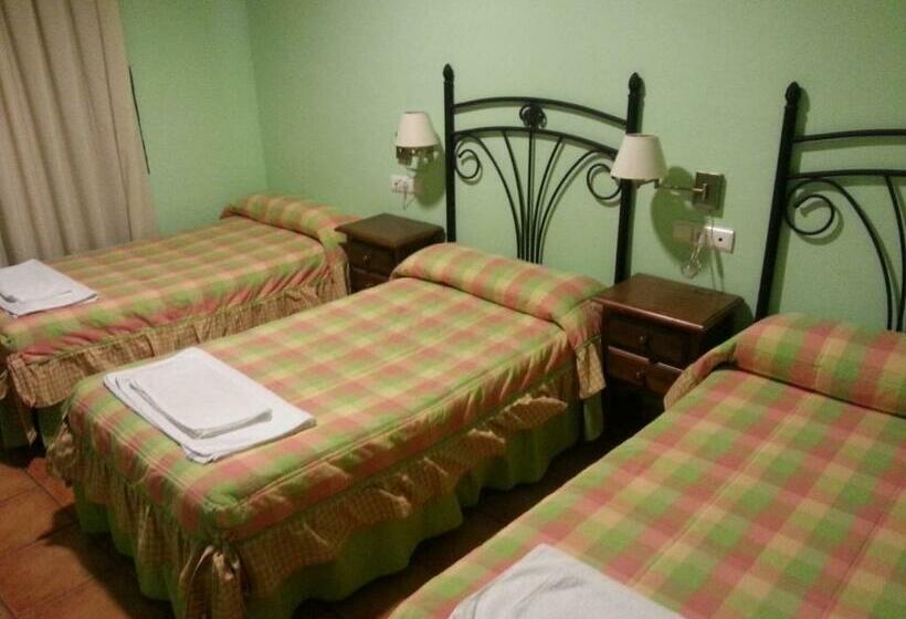 غرفة قياسية ثلاثية, Hostal Las Tres Jotas