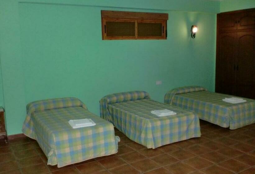 غرفة قياسية ثلاثية, Hostal Las Tres Jotas