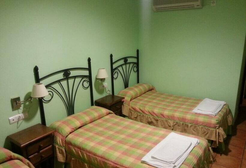 Номер Стандарт Трехместный, Hostal Las Tres Jotas