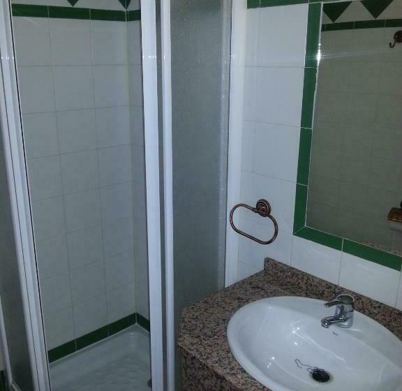 غرفة قياسية ثلاثية, Hostal Las Tres Jotas