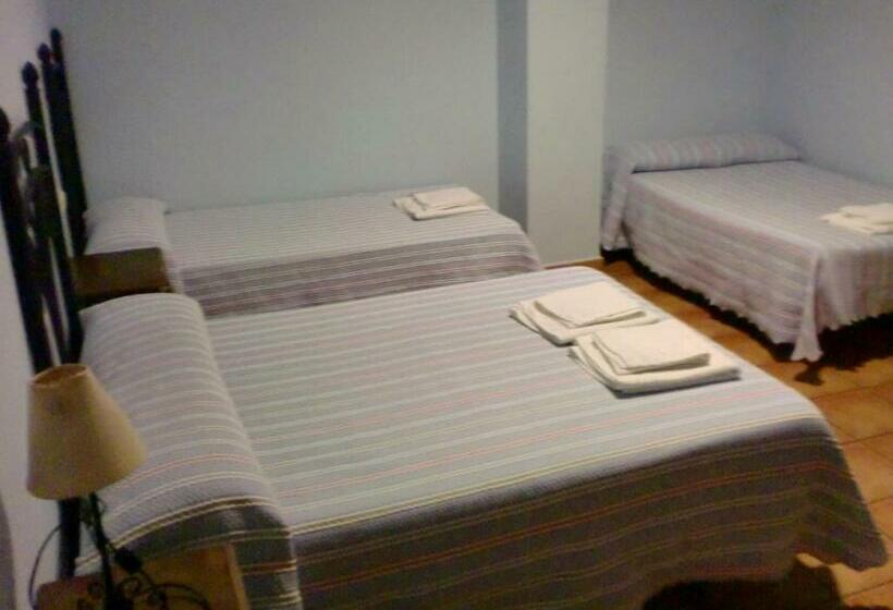 غرفة قياسية ثلاثية, Hostal Las Tres Jotas