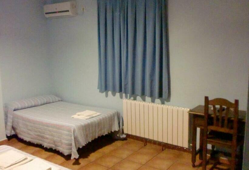 غرفة قياسية ثلاثية, Hostal Las Tres Jotas