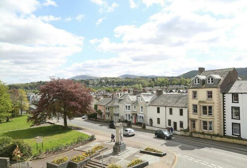 חדר משפחתי, Keswick Park