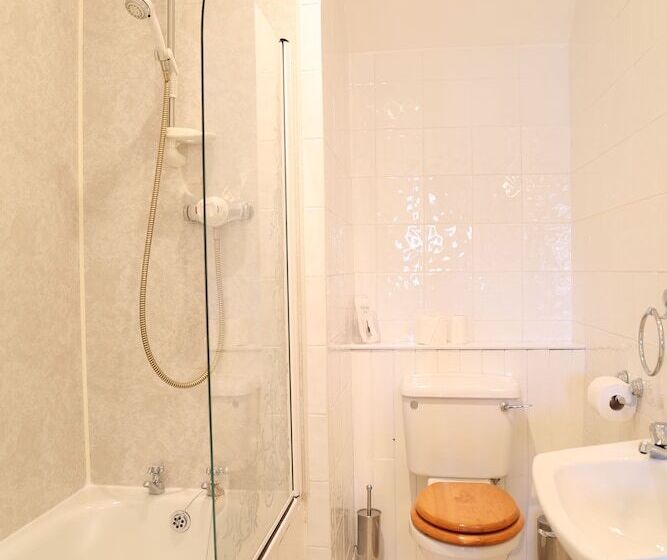 חדר משפחתי, Keswick Park