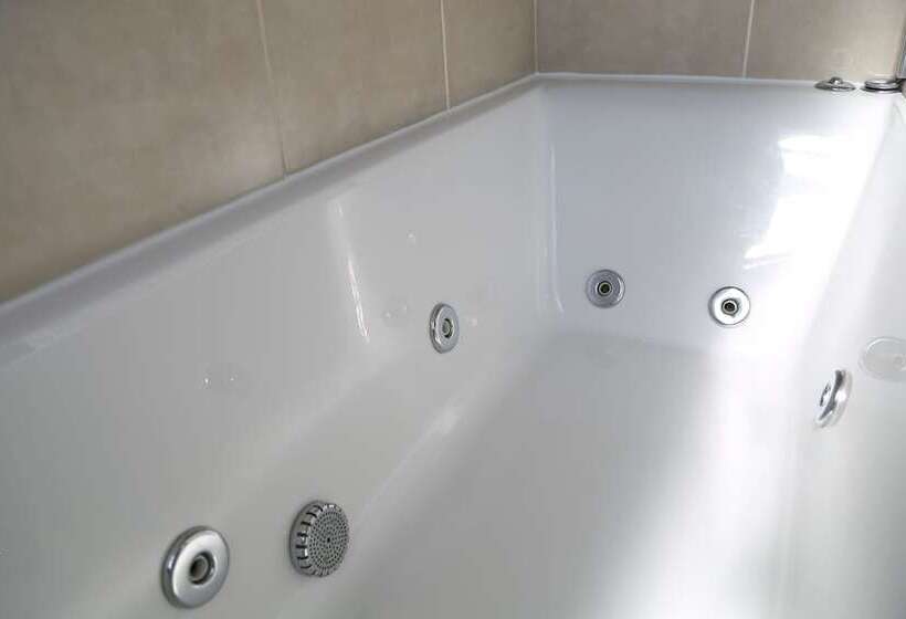 חדר אקזקיוטיב, Keswick Park